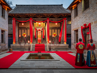 河西鎮蘇莊村位于高鐵新區附近，自古就是晉豫古官道，晉商高門大院立于其中，背靠高平八景之一“游仙曉鐘”的游仙山，面朝玉帶流觴的丹河水，南湖公園、蘇莊灣人工濕地公園點綴其間。高平市將蘇莊康養特色村作為“百村百院”的精品工程和推動高平康養產業發展破題開篇的關鍵一環，以“太行喜鎮 古韻蘇莊”為主題，開發文旅體驗區、康養民宿區、康養拓展區，打造大型活態中國傳統婚慶體驗館和特色康養文旅莊園，使蘇莊成為展示高平形象的客廳、展廳。