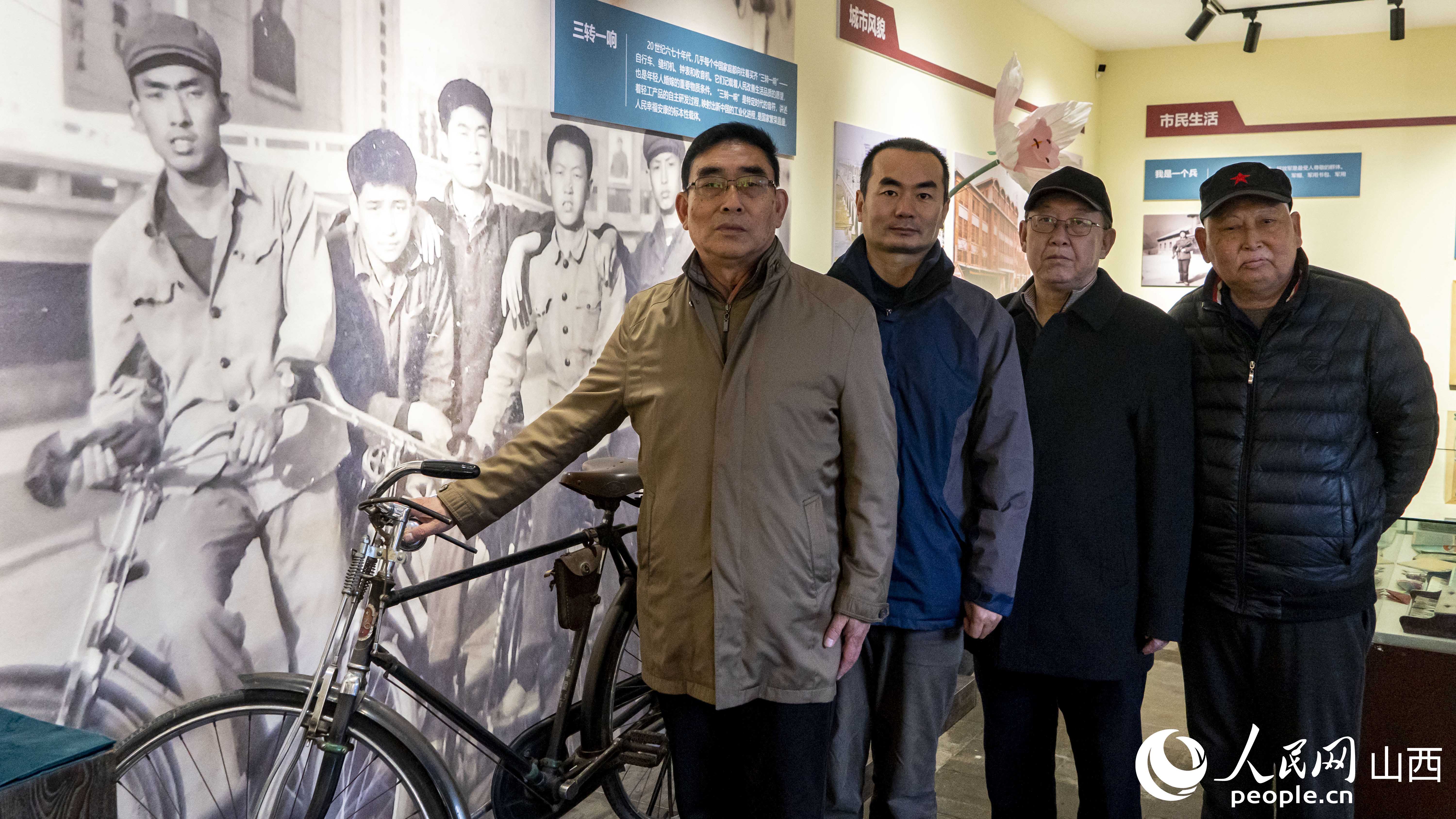 郝志勇（左二）與三位老人的合影。人民網 盧鵬宇攝。