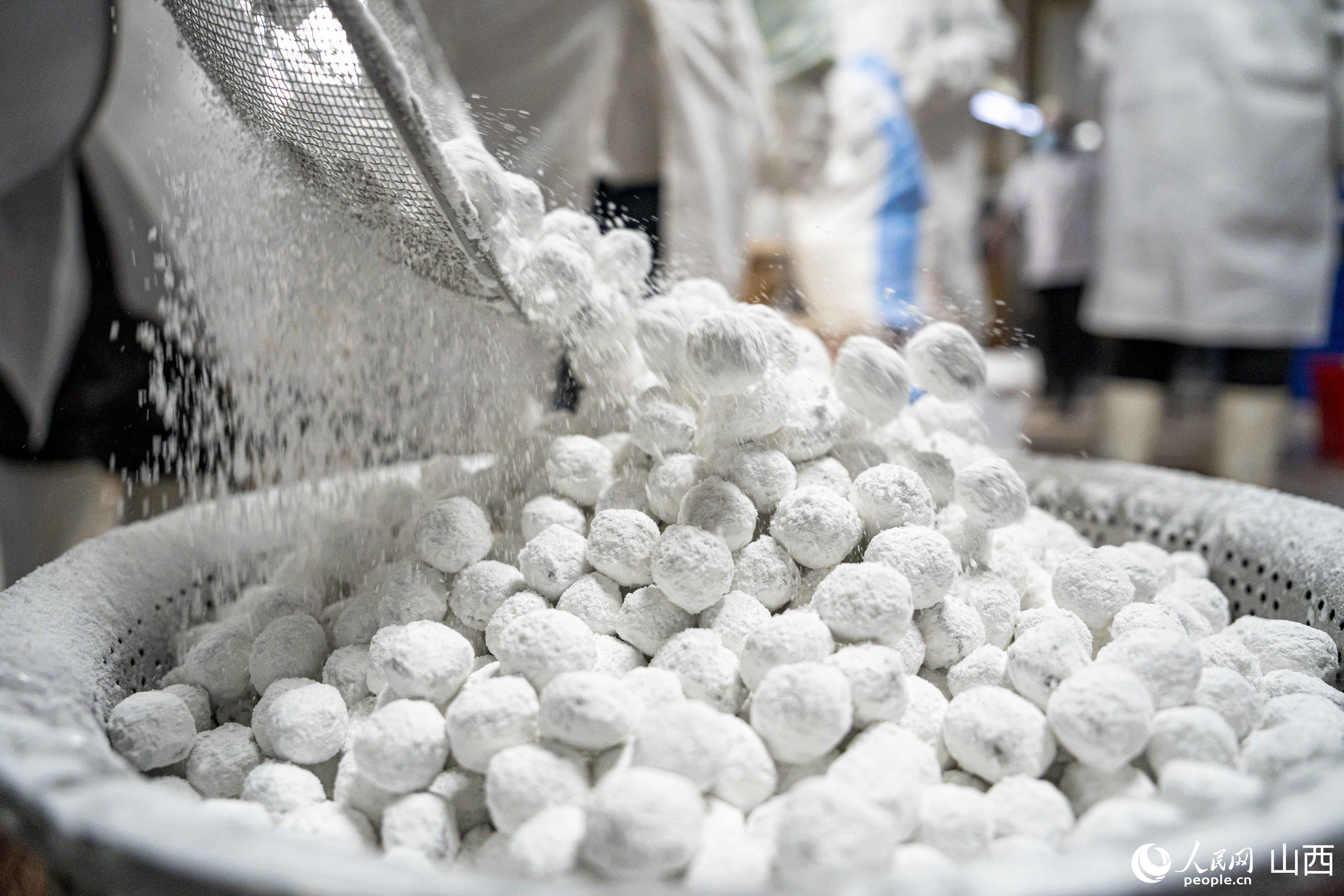 滾制成型的老陳醋元宵。人民網盧鵬宇 攝