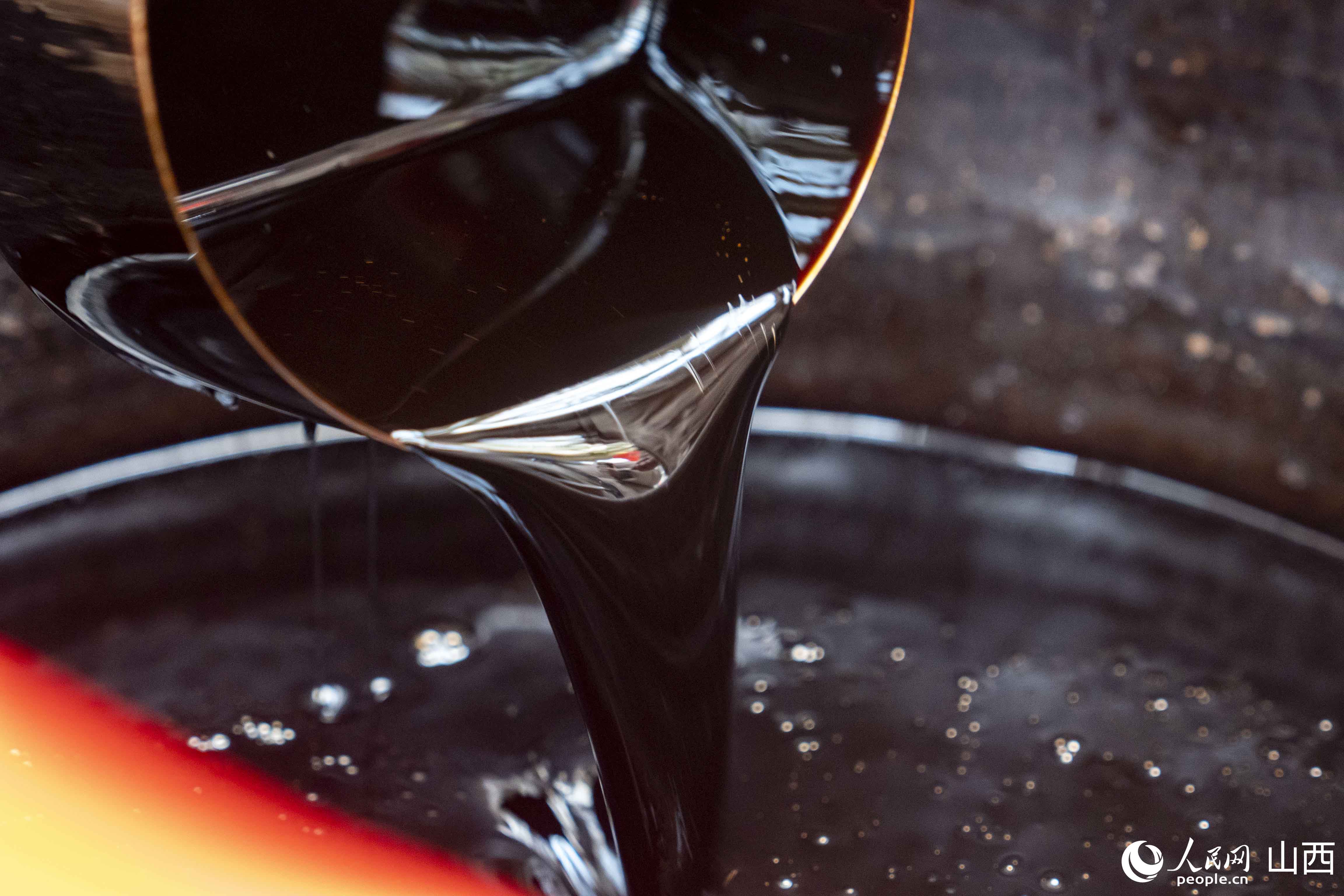 餡料中使用的八年8度老陳醋。人民網盧鵬宇 攝