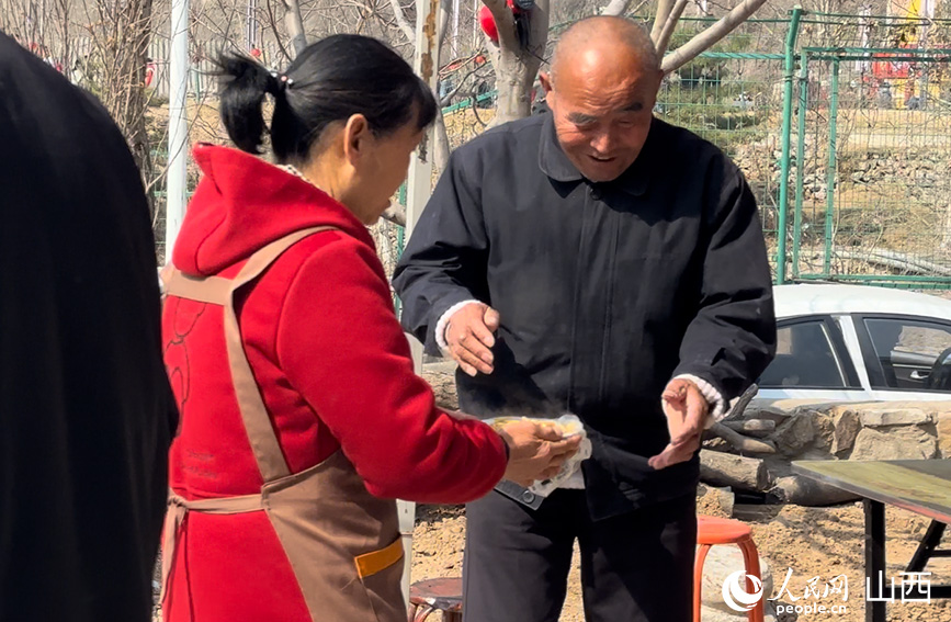 劉俊宏母親幫忙送面。人民網 董童攝