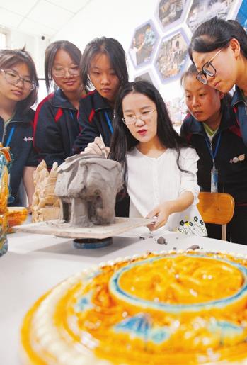 向學生示范琉璃制作工藝