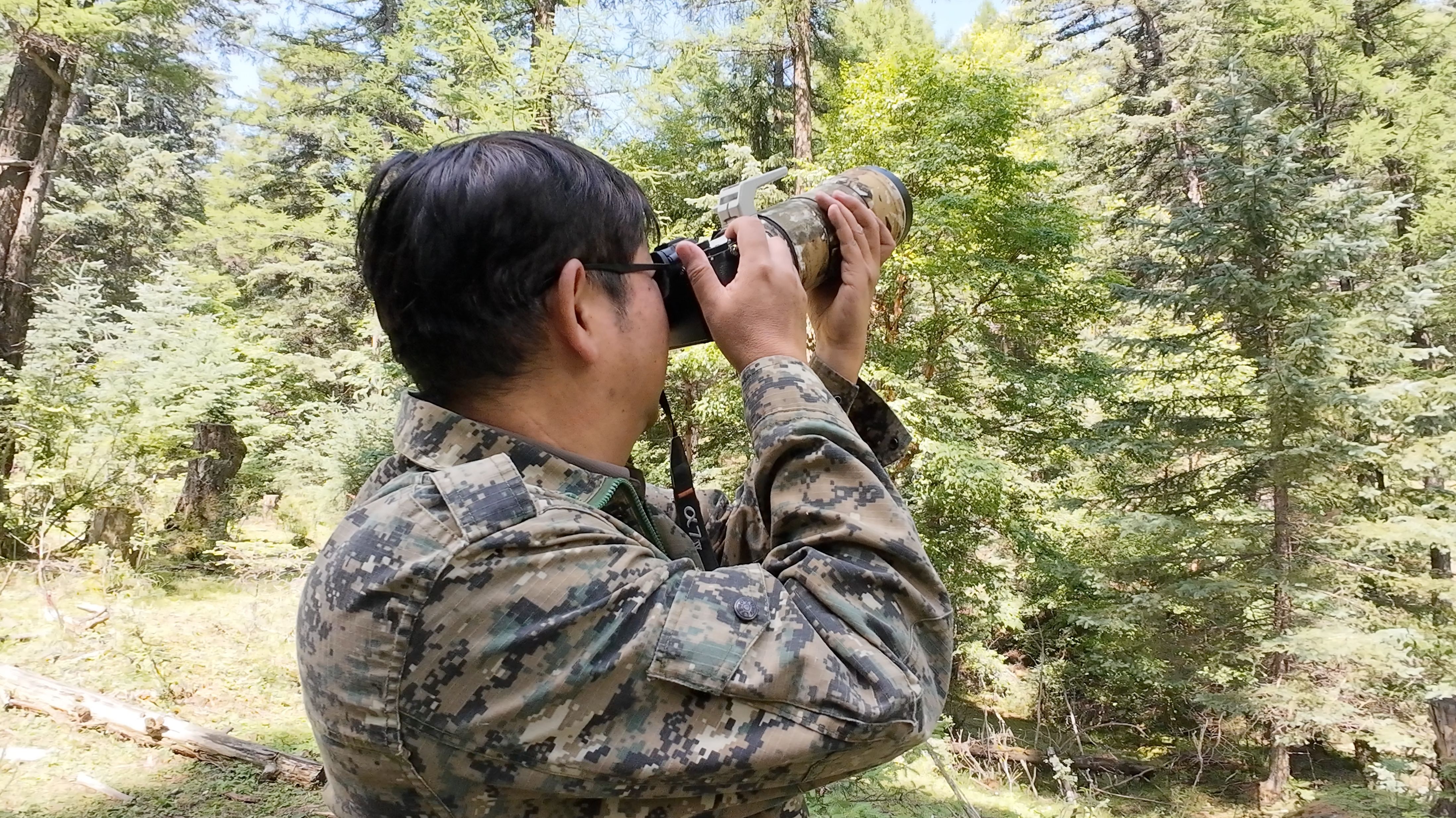 楊向明在走樣線過程中拍攝照片。董童攝