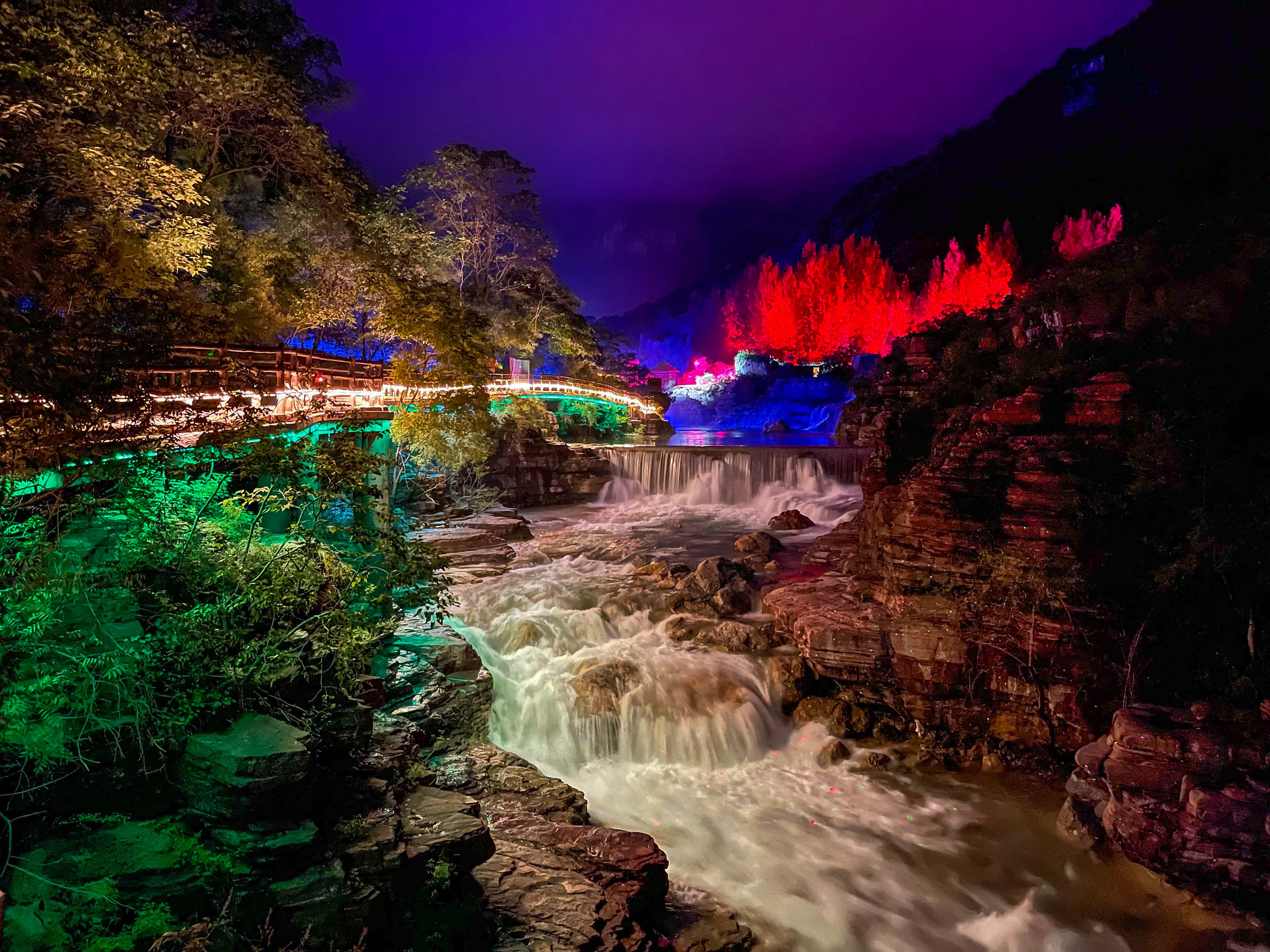 云臺山水景、山景、幻光互相交織。景區供圖