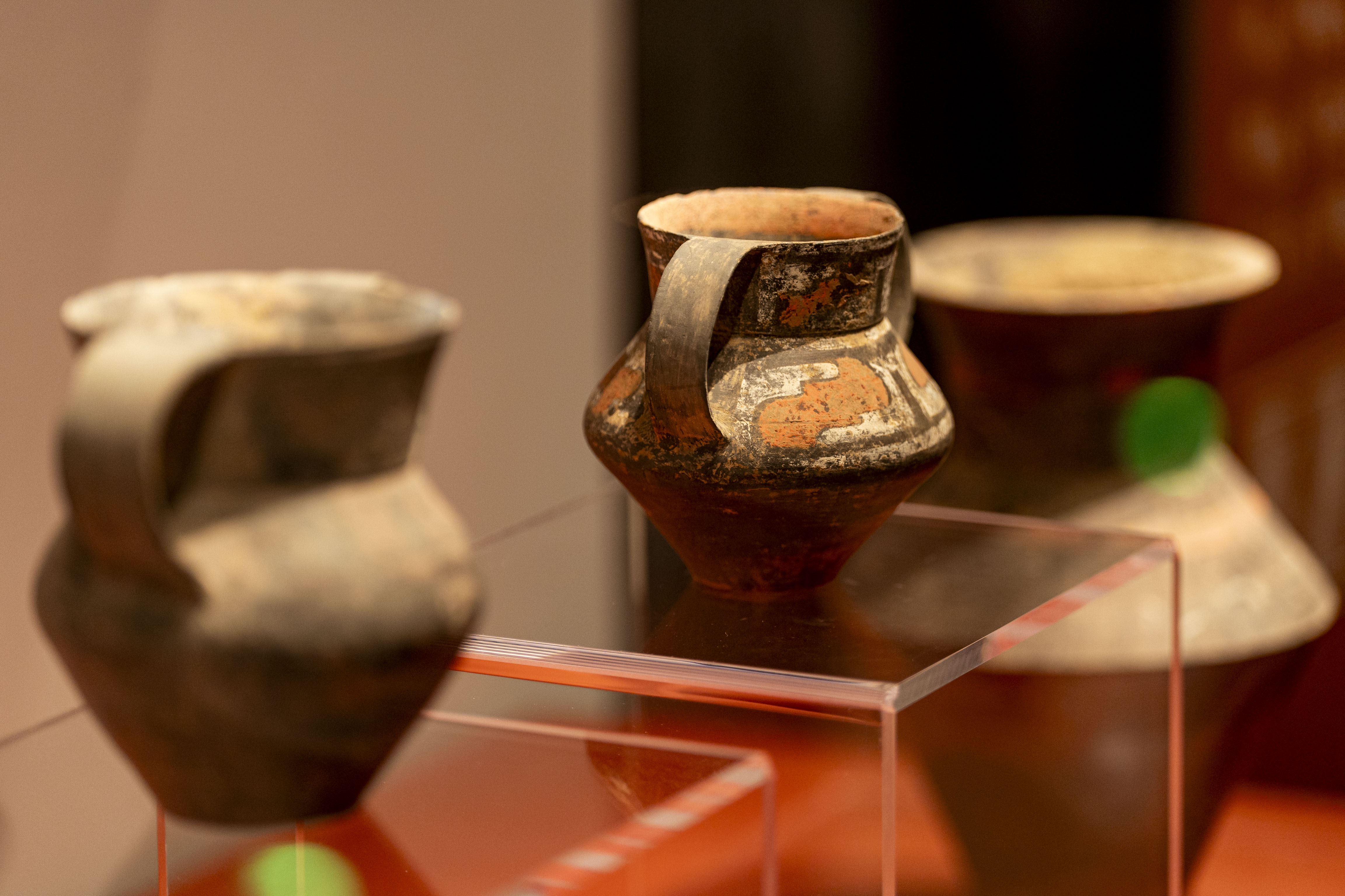 陶寺出土的各類彩陶器。人民網 張超寧攝