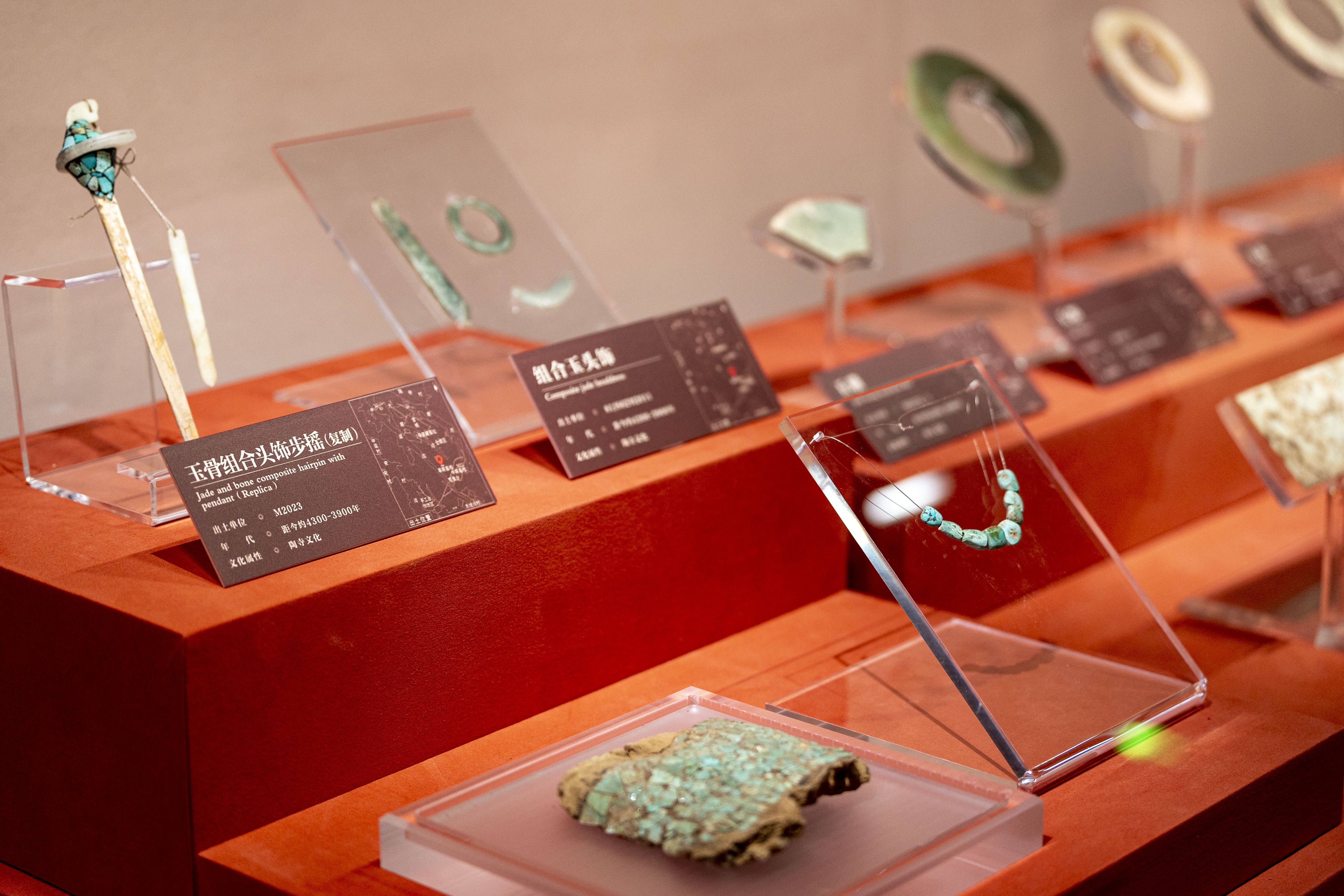 陶寺出土的各類綠松石和玉石飾品。人民網 張超寧攝