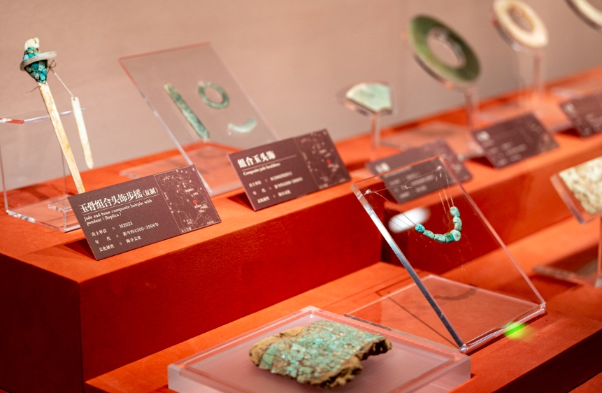 陶寺遺址出土的綠松石鑲嵌腕飾（左下）等禮器。