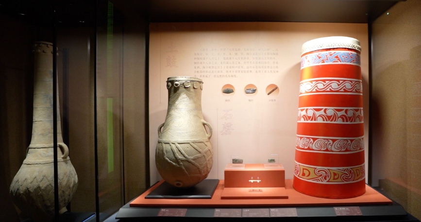 陶寺遺址出土的土鼓（展廳中為復制品）與鼉鼓（復原）。