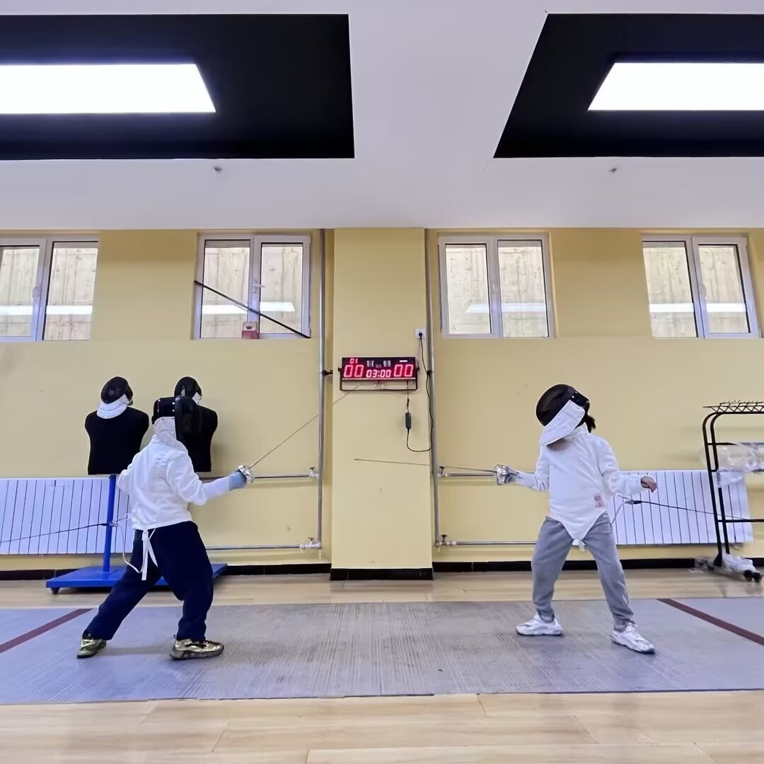 青年路小學東山校區擊劍社團的學生在上課。青年路小學教育集團供圖