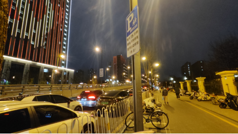 九一小學限時停車終點外仍停有大量接送車輛。人民網記者焦搏文攝