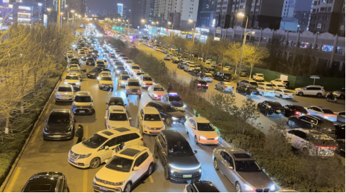 太原市學府東街，新時代雙語學校北門附近路段，西向東四車道全部被接學生的車輛占據，通行能力幾乎為零。人民網記者馬瑩攝