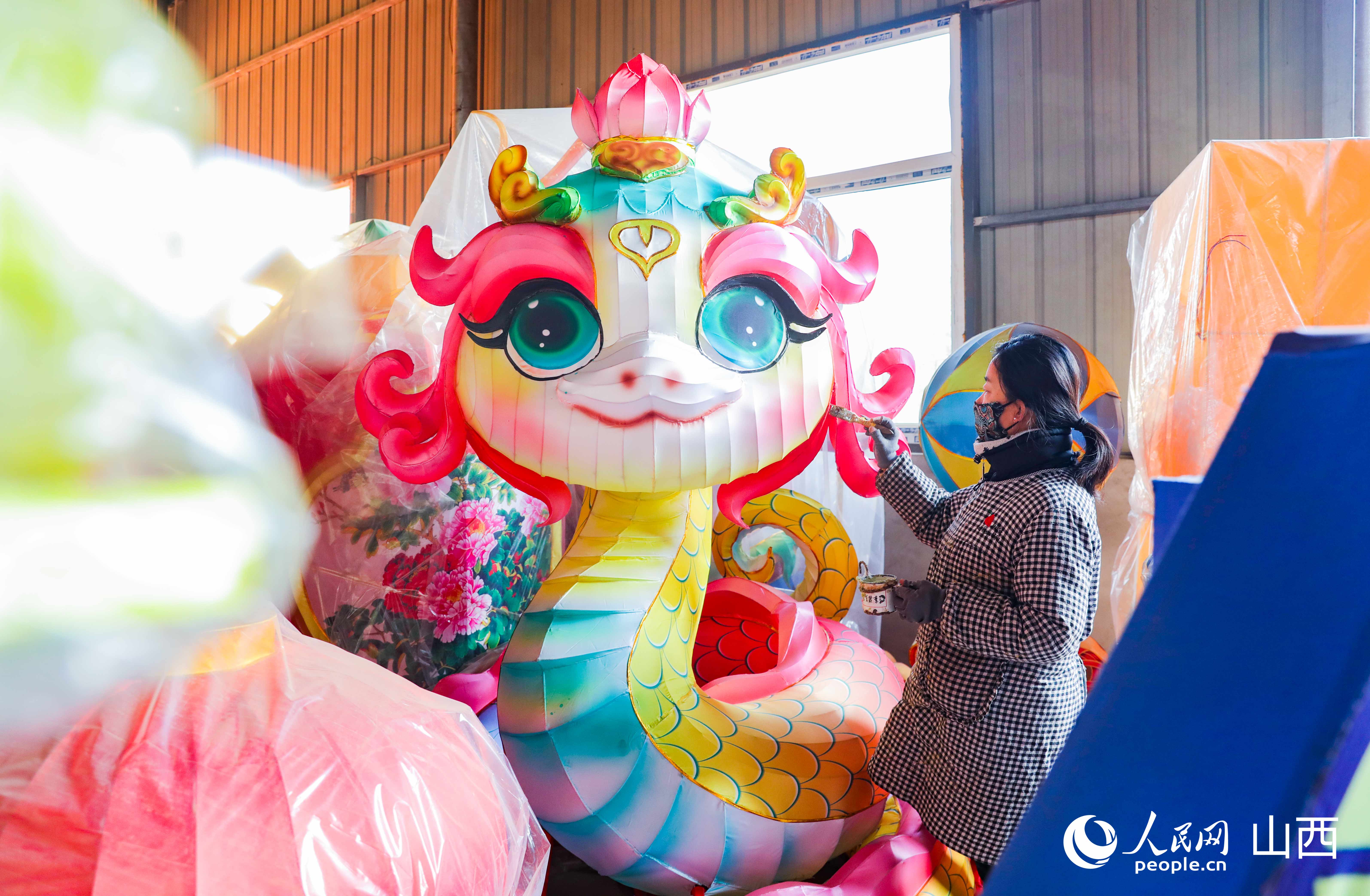 工人為今年的生肖花燈上色。人民網記者 王帆攝