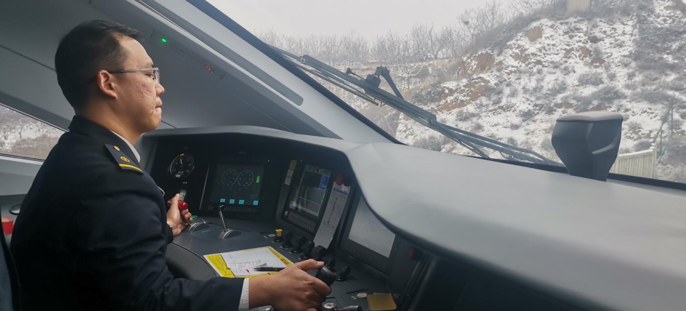 潘浩精心操縱著復興號C152次列車。張秋生 攝