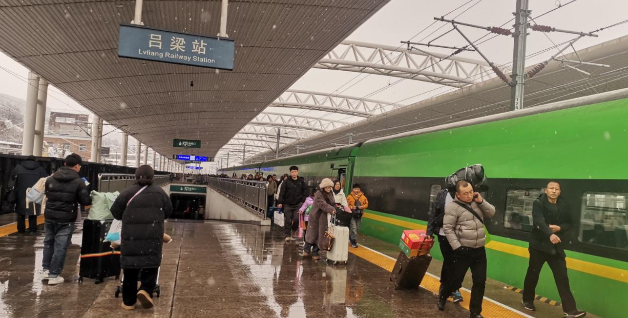 復興號C149次列車抵達呂梁站。