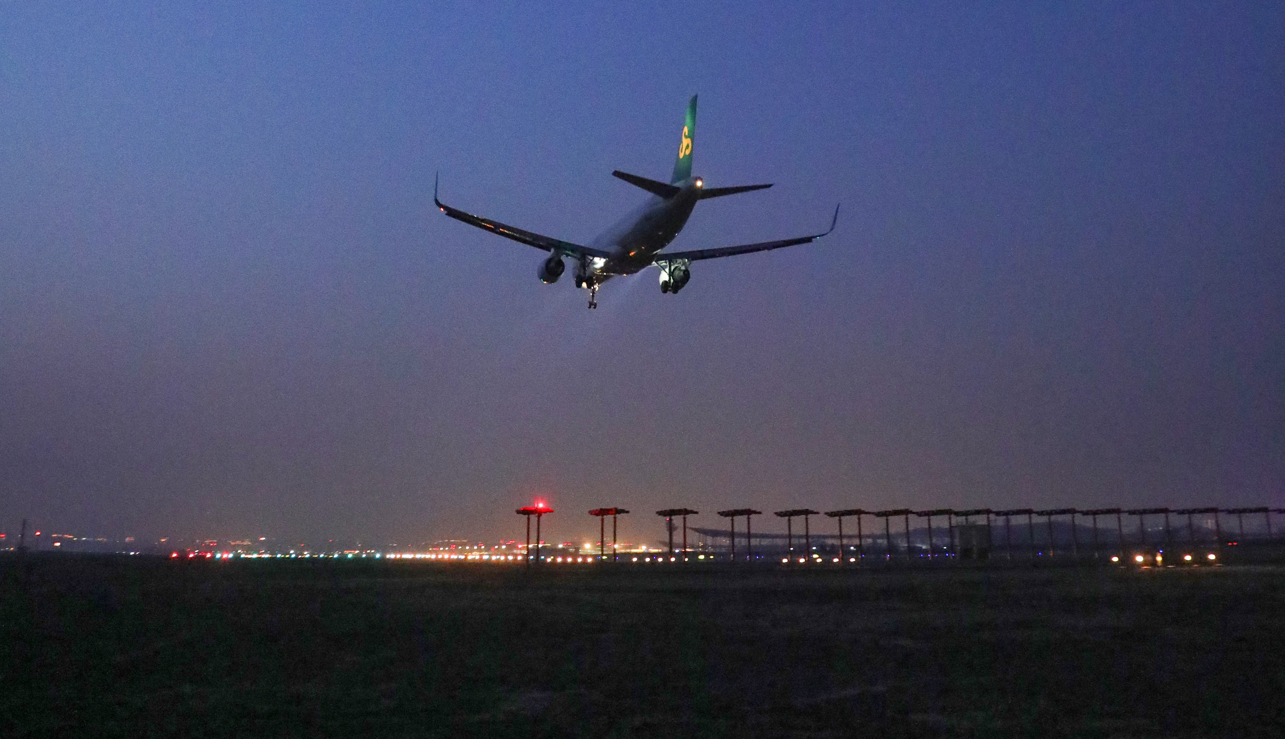 飛機的平穩起降離不開各類助航燈光。