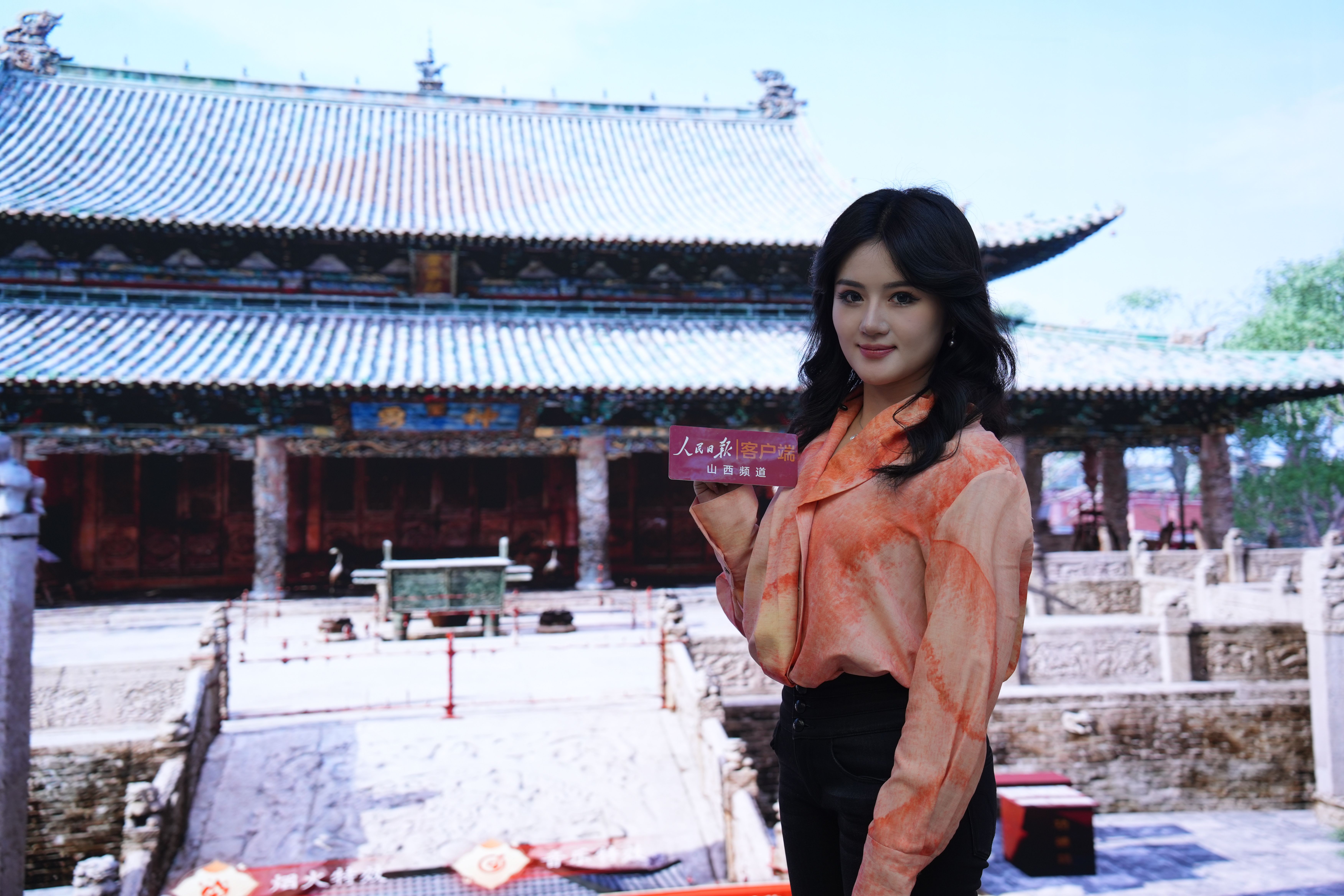 記者在山西省古建文物實景三維沉浸式體驗平臺前。張超寧 攝。