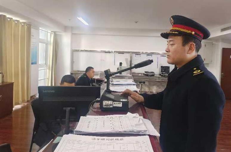 出乘前黃振山進行酒精測試。張秋生 攝