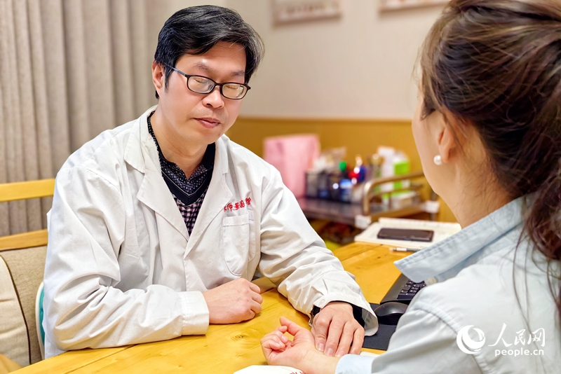 中醫館里，一名中醫正在把脈問診。人民網 程明輝攝