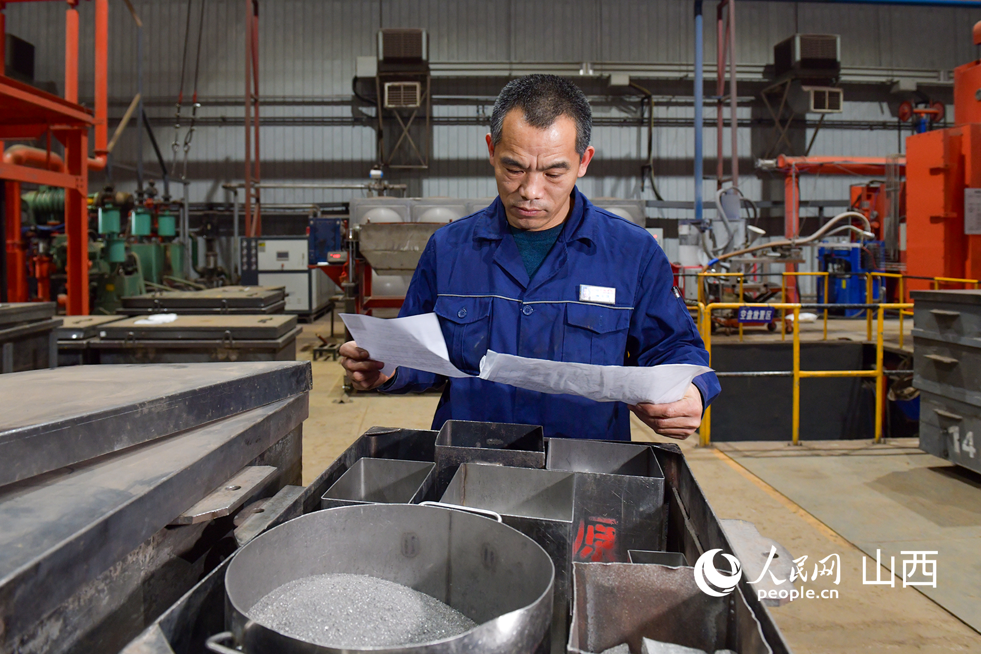 熔煉工段工作人員核對原料比例。人民網記者 焦搏文攝