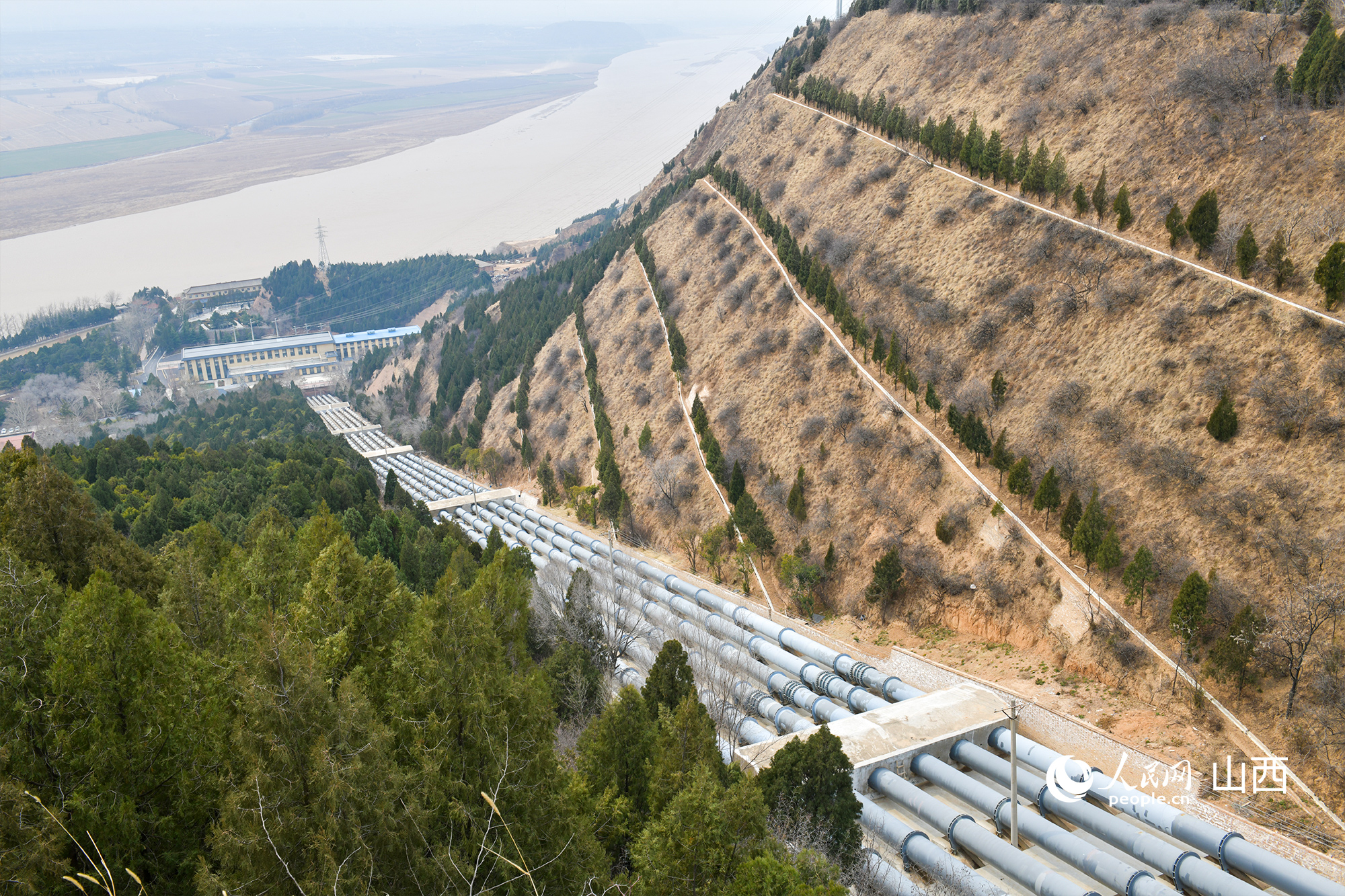 大禹渡灌區6條約700米的管道將黃河水引上旱塬。人民網記者 焦搏文攝