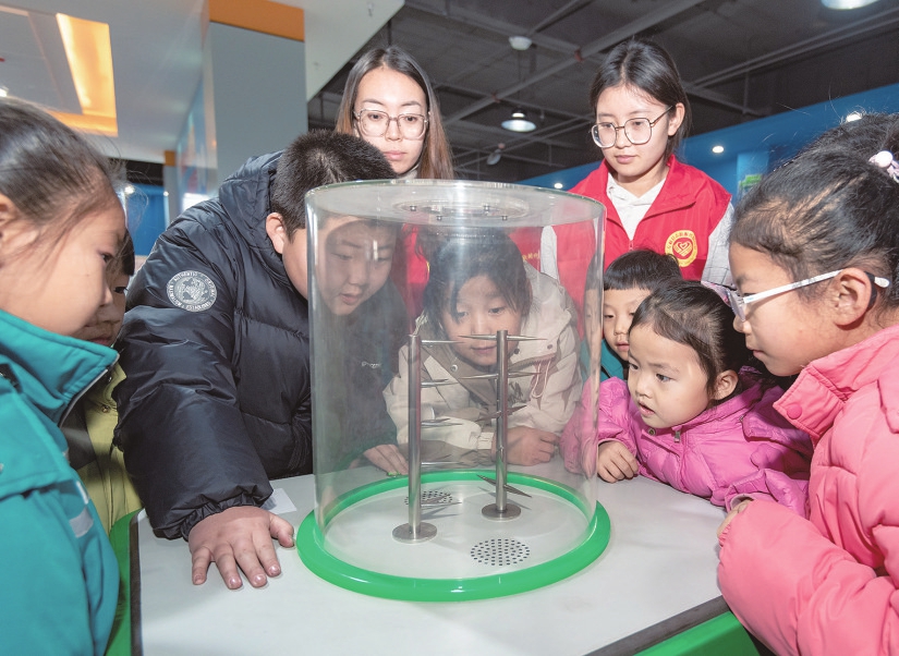 左權返鄉大學生在“社區伙伴領航站”參加科學實踐活動。