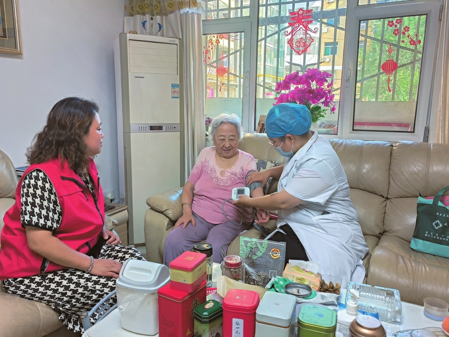 醫務人員定期上門為老年人檢查身體。