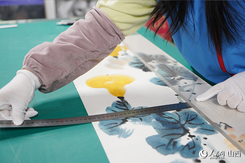 測量復制畫。人民網記者 董童攝