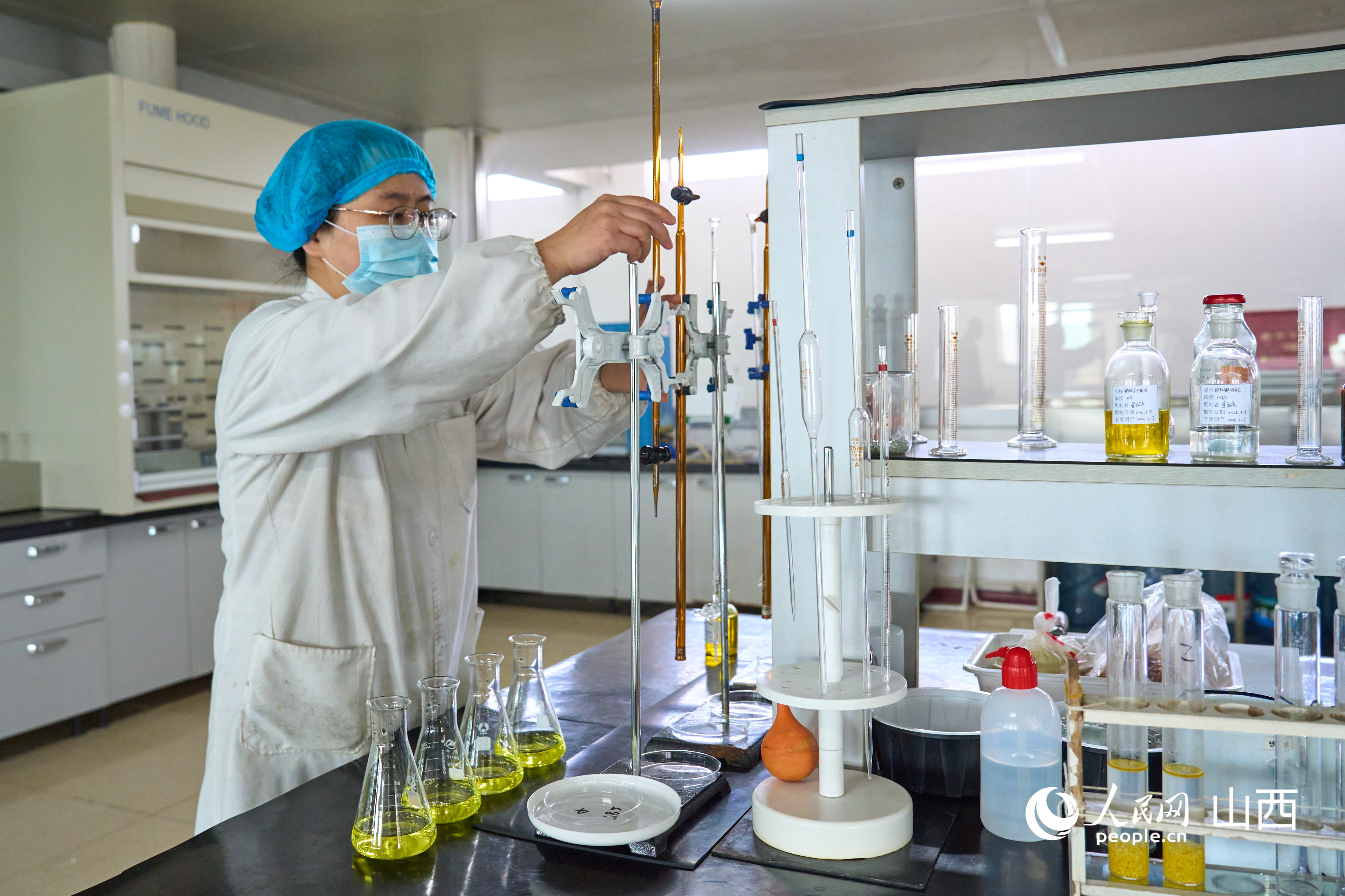 每天都有專人對當日產品進行抽樣檢查。