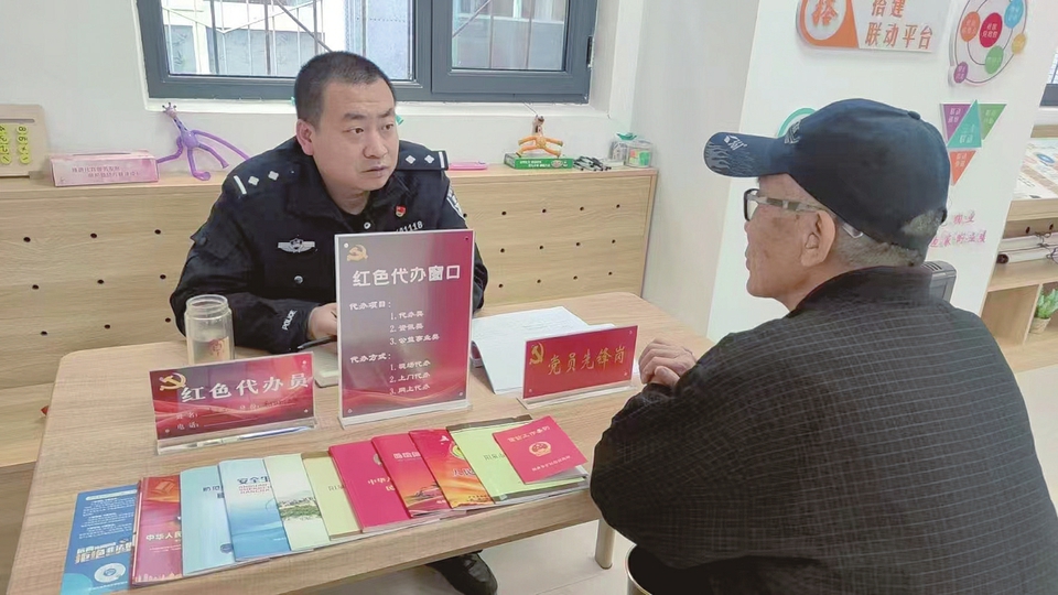 蔡洼街道小南坑社區用好“紅色代辦”平臺，了解居民日常辦理需求。