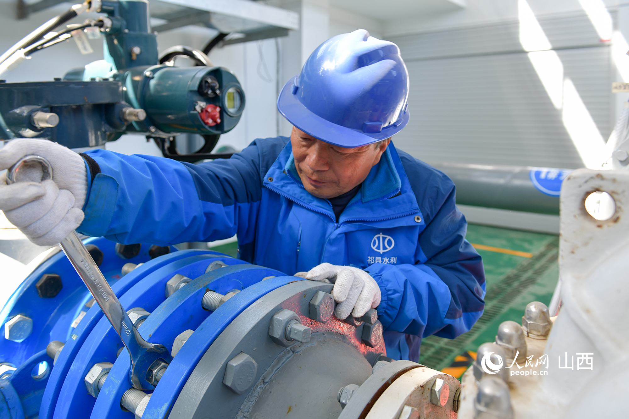 工作人員檢修水泵設施。人民網記者 焦搏文攝