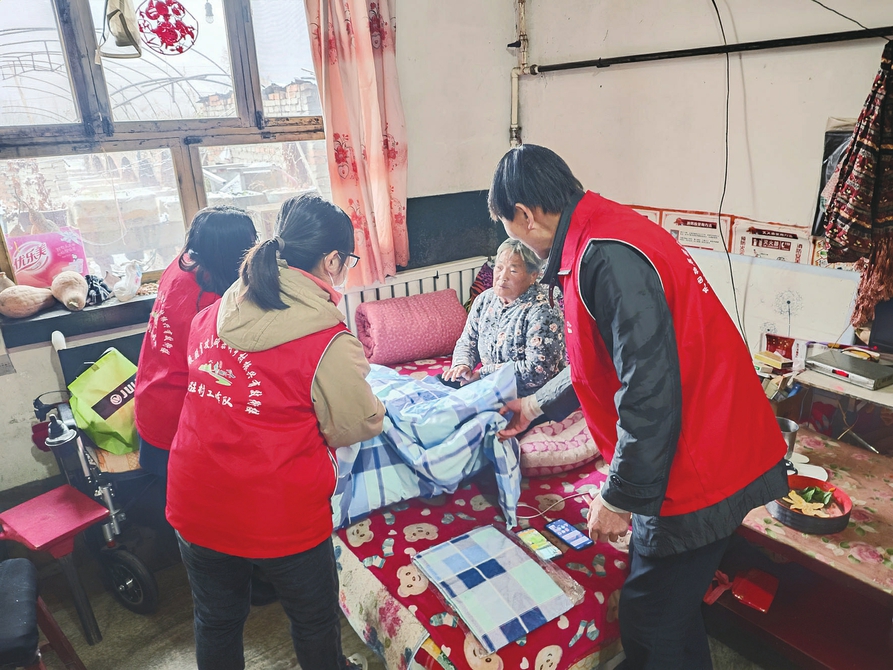 興縣自然資源局駐蔚汾鎮東關村工作隊開展春節慰問走訪活動，為監測戶送棉衣棉被。 本欄圖片由呂梁市委組織部提供