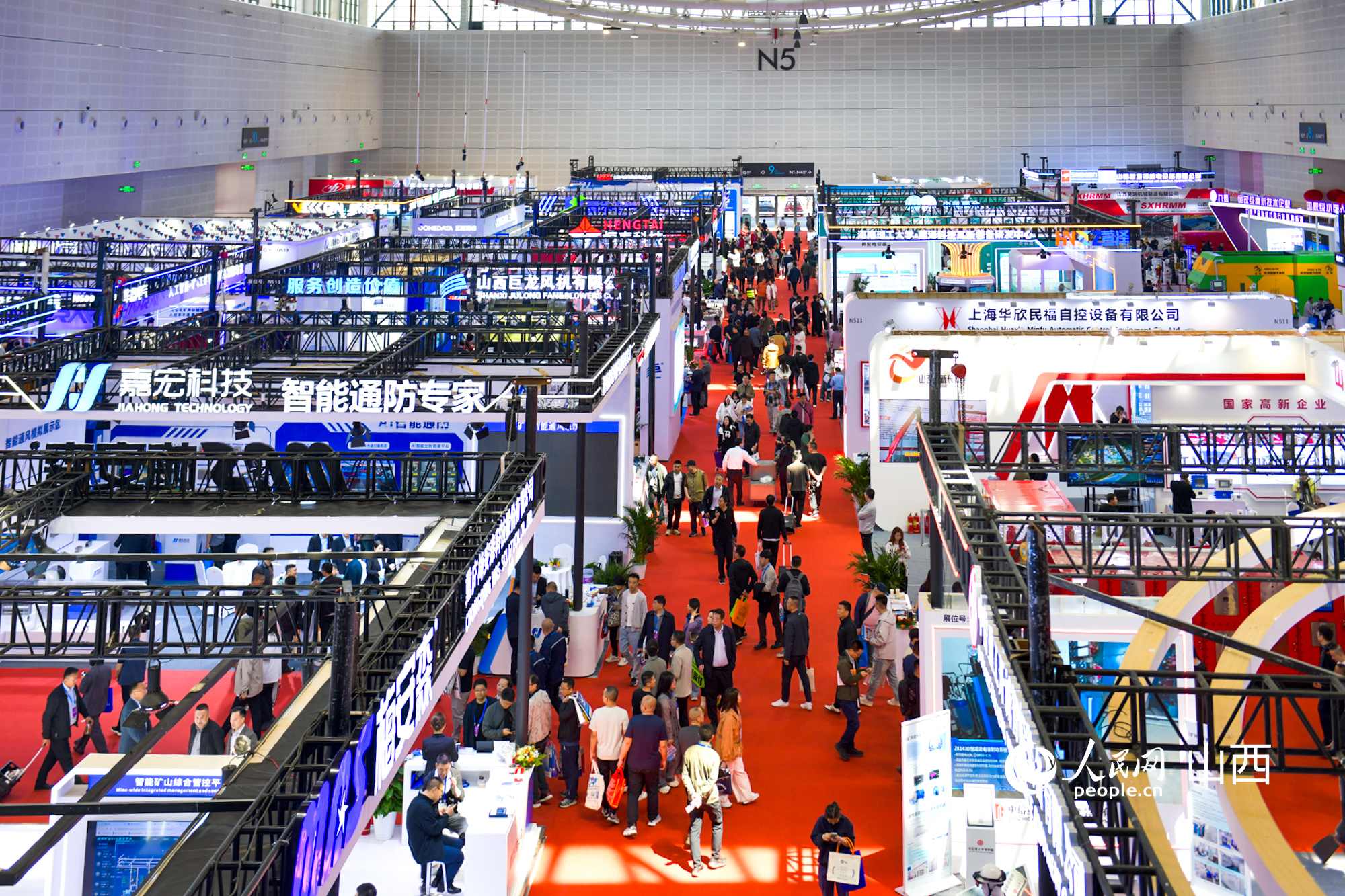 眾多客商在展館內參觀。