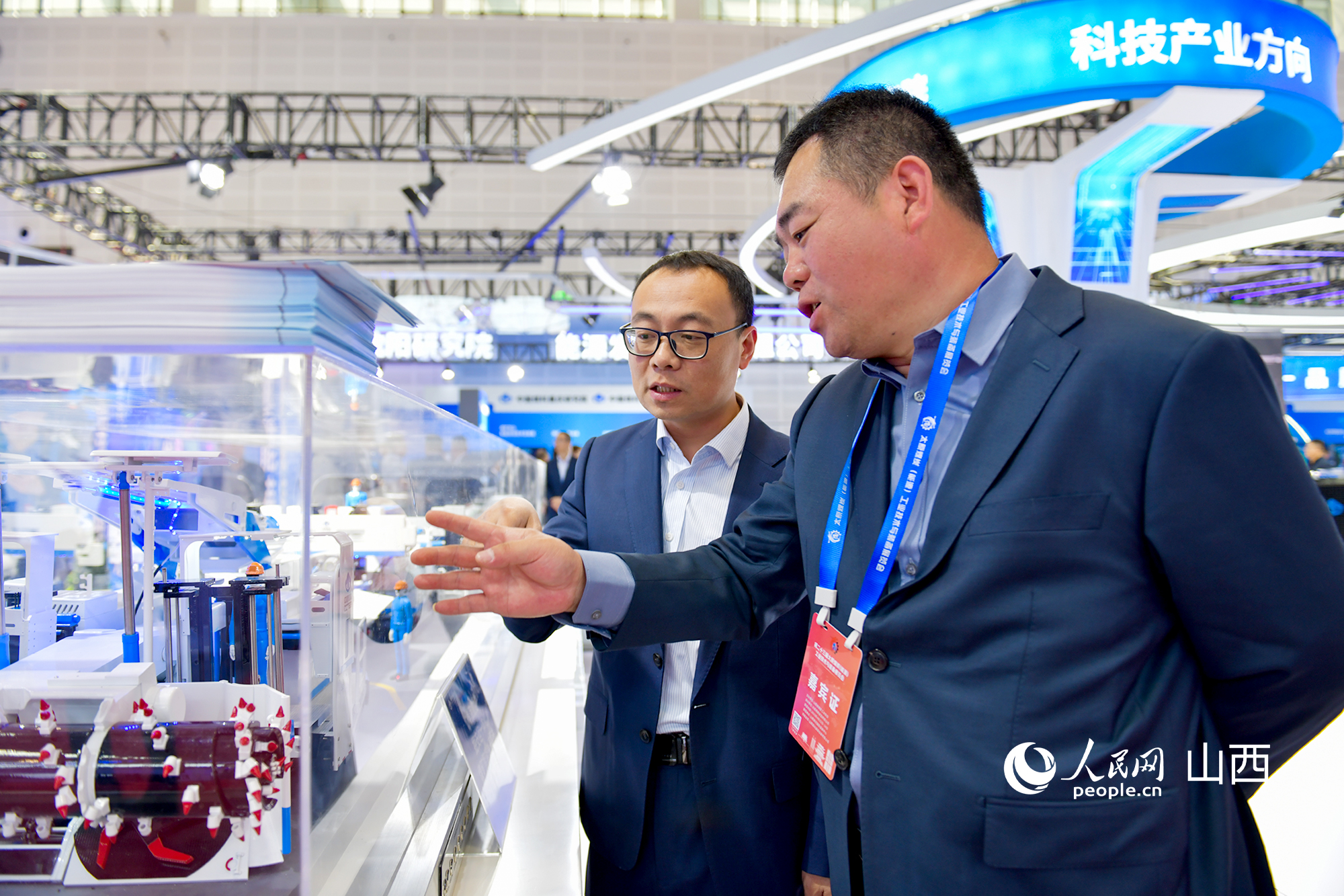 中國煤炭科工集團太原研究院展臺，觀眾觀看掘支運一體化煤礦智能快速掘進成套裝備模型。