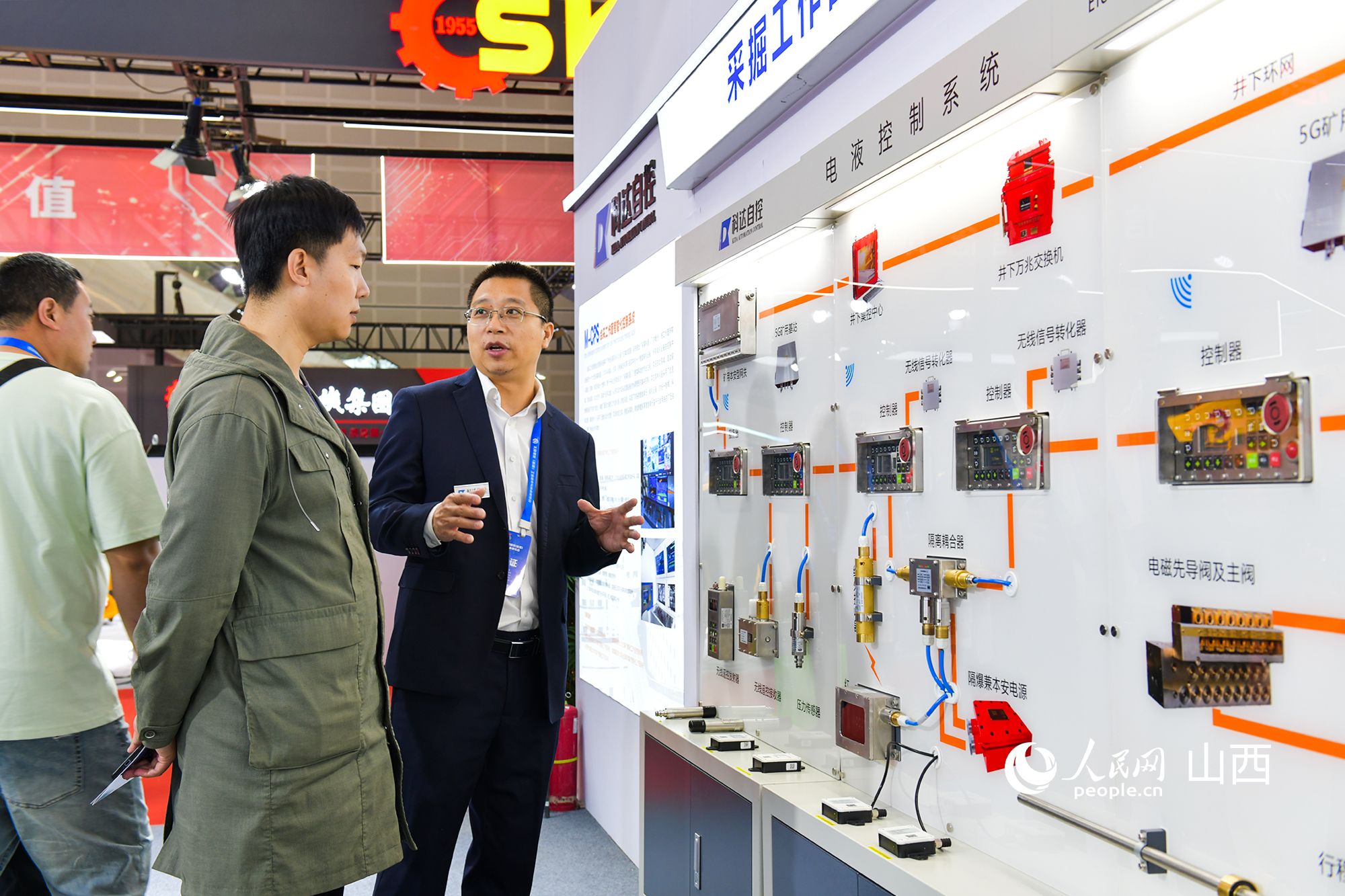 科達自控展臺前，工作人員為客商介紹電液控制系統。