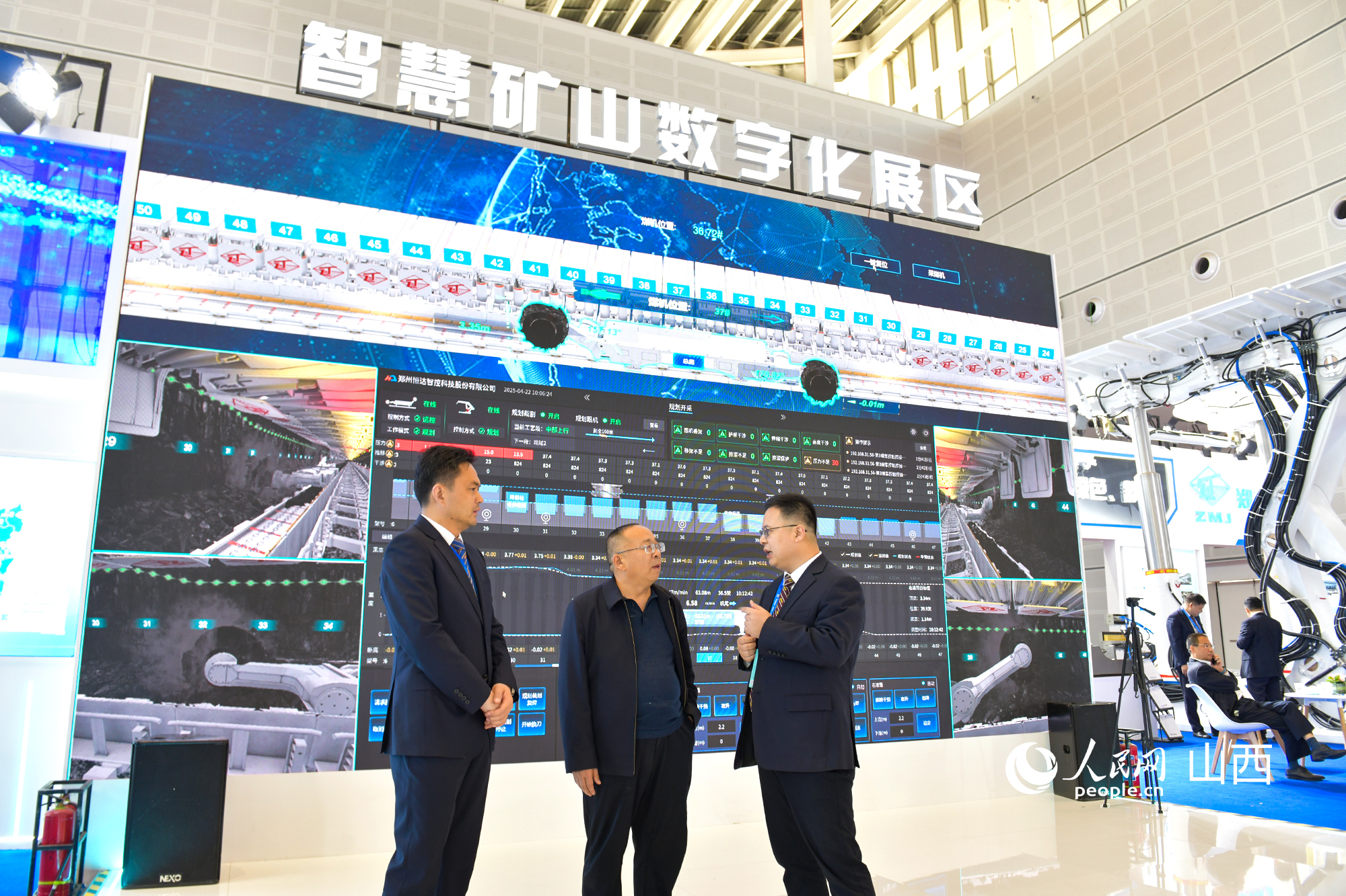 鄭州煤礦機械集團參展商與專業觀眾交流商討。