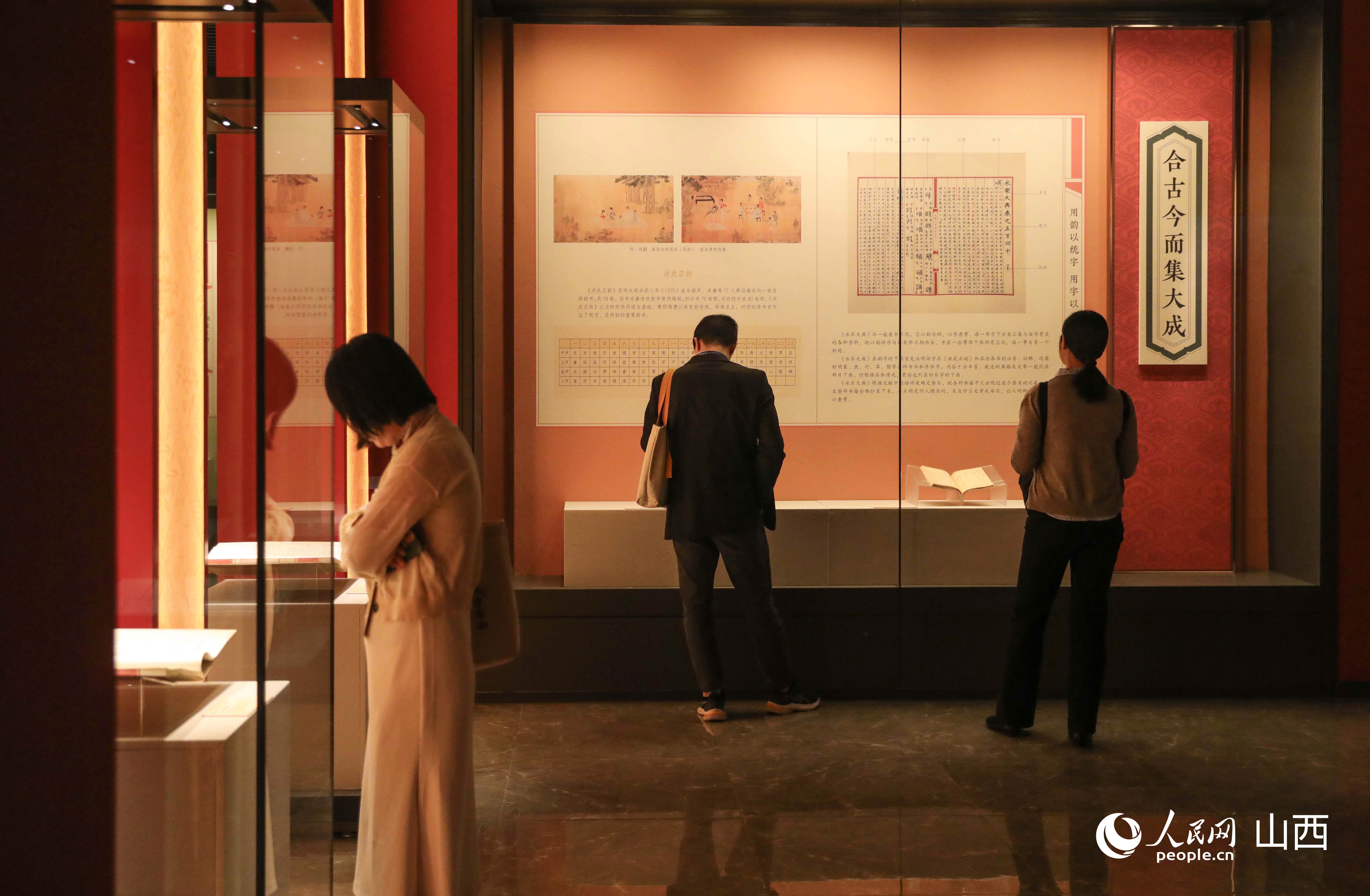 觀眾沉浸在展覽中。