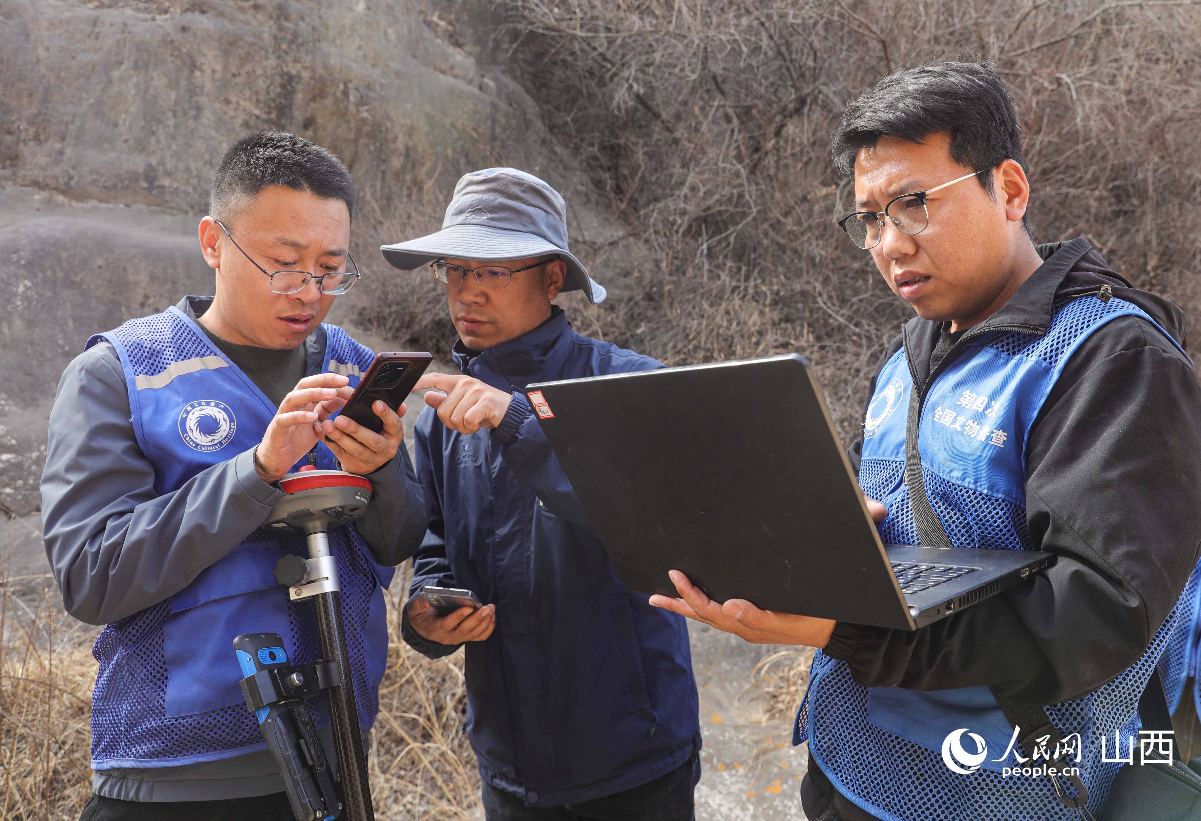 普查隊員們正在記錄一組文物數據。人民網記者 王帆攝