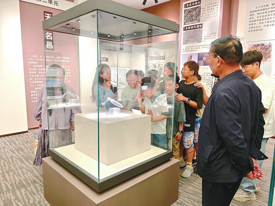 4月24日，學生與游客相聚于夏縣夏都體育中心文物展廳，共同參與“閱讀+博物館”主題活動，沉浸式感受文化交融的獨特魅力。周明飛攝