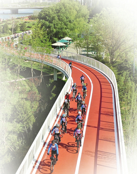 市民在貫穿南北的濱河自行車道上騎行健身。記者李兆民攝