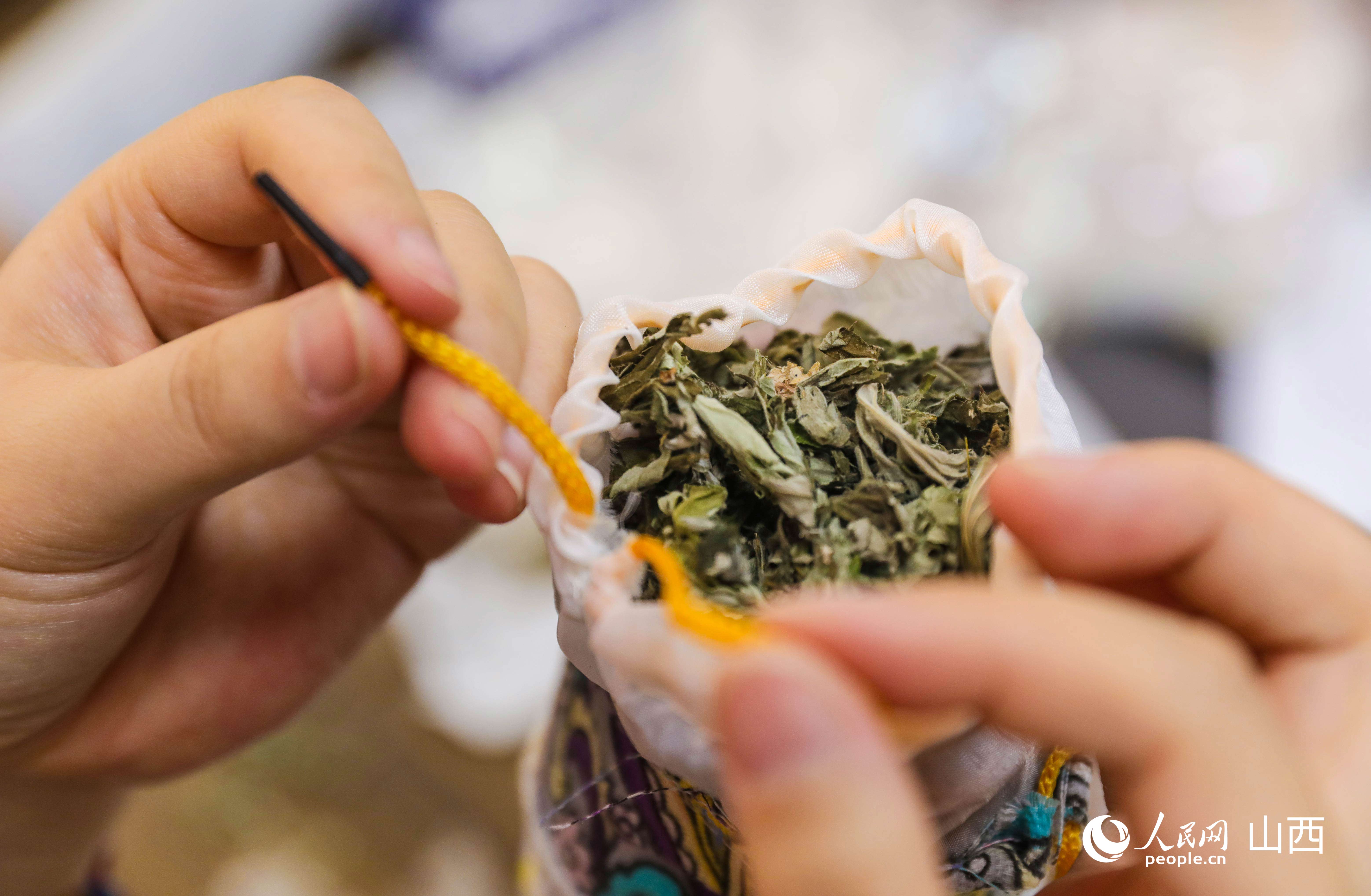 系緊香枕口袋。