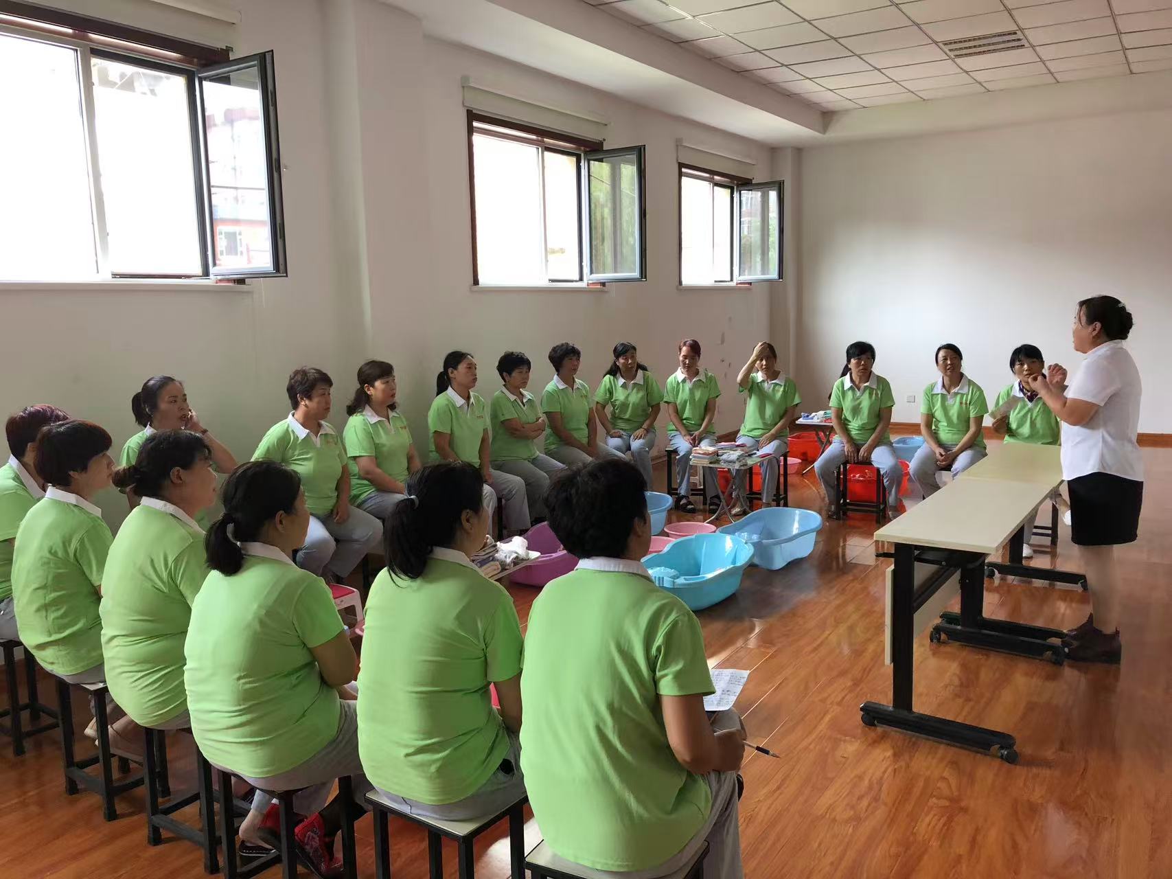 家政公司講師為員工培訓母嬰護理知識。