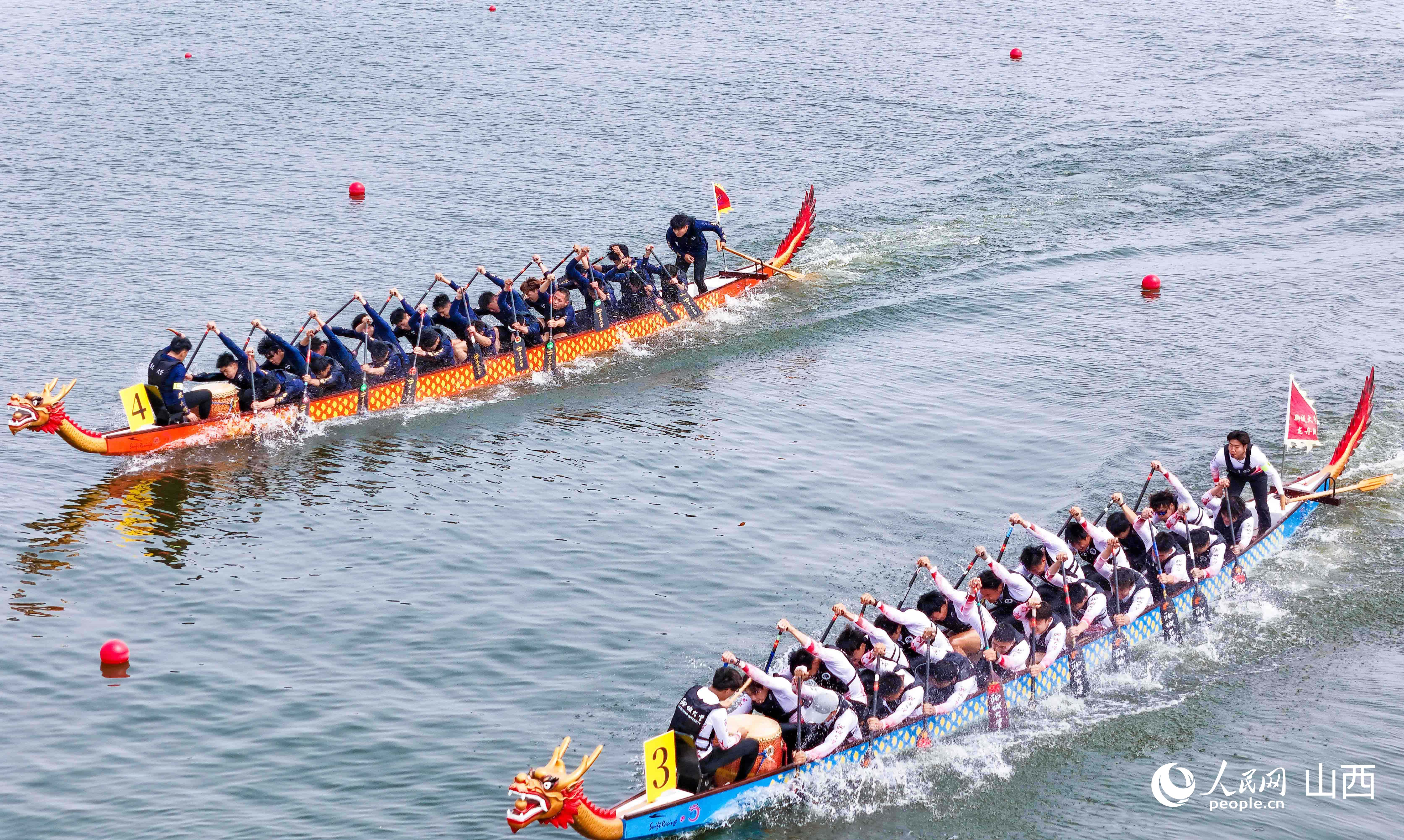 鼓聲陣陣，船槳翻飛。