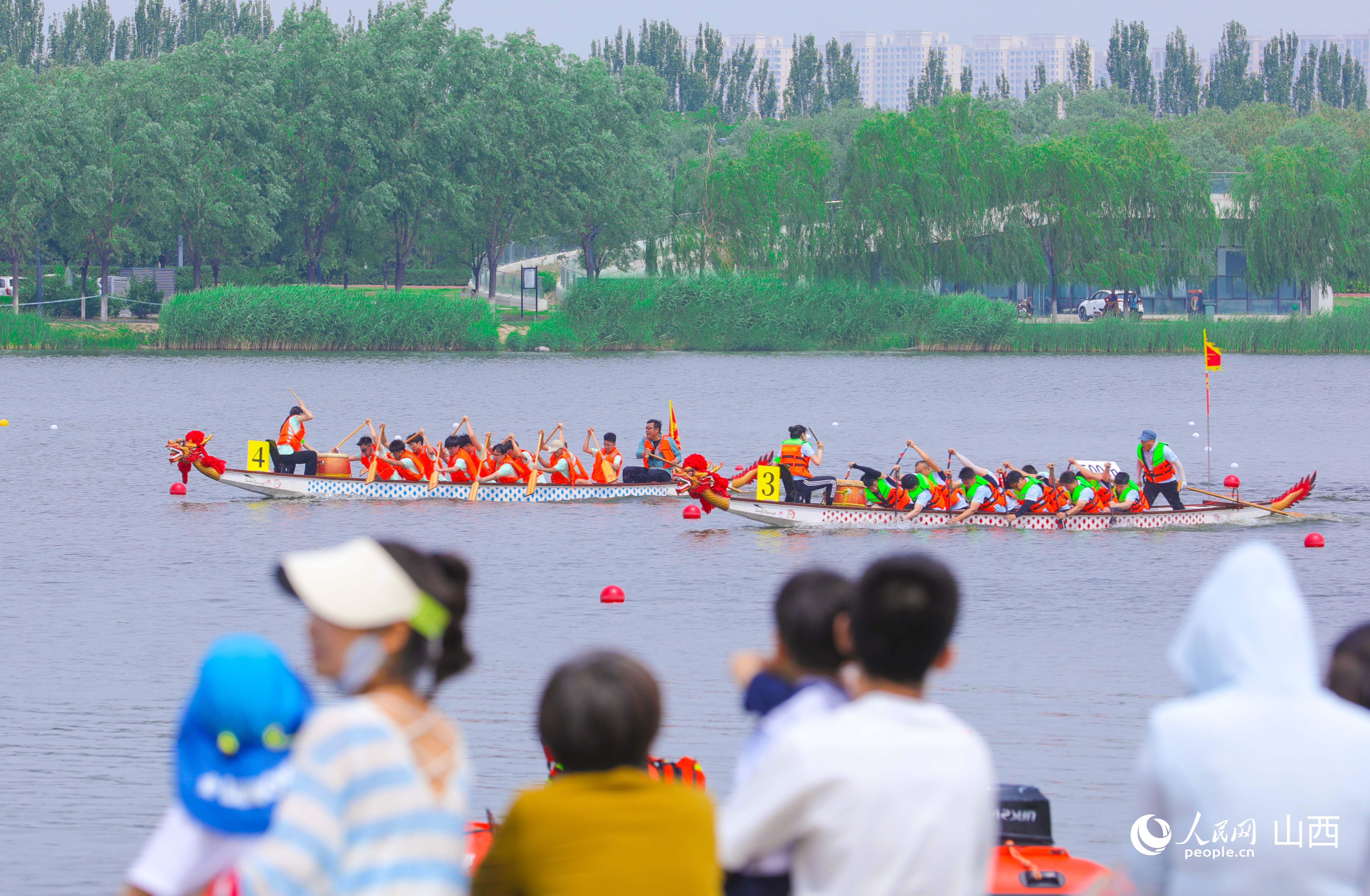 現場群眾觀看比賽。