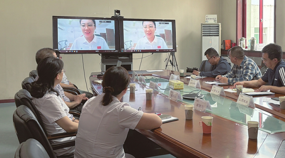 5月30日下午，在晉中市中醫院，茹梁艷醫生通過視頻連線講述在吉布提援外醫療的故事。