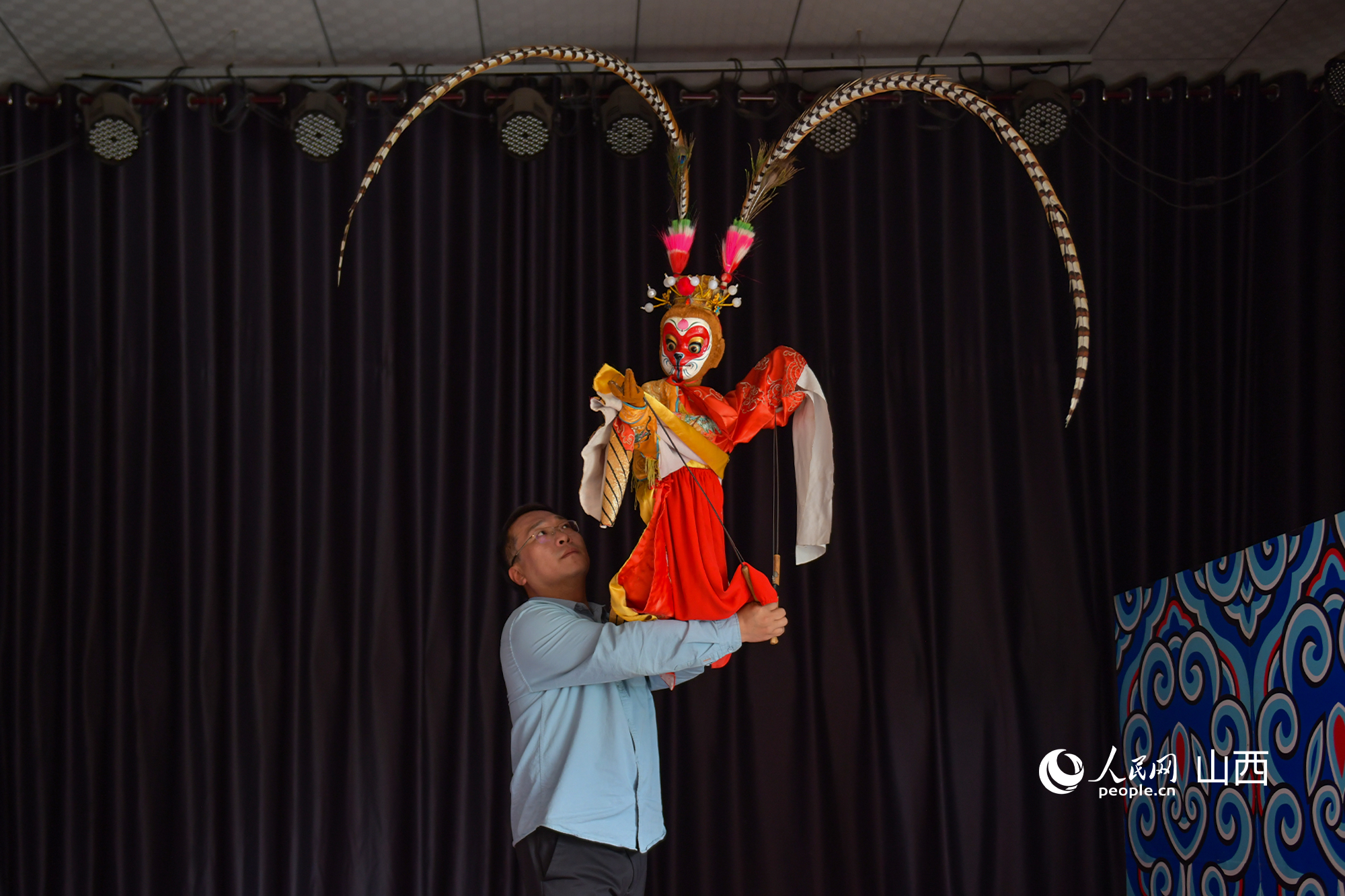 孝義市皮影木偶劇團團長劉亞星演示木偶戲動作。人民網記者 焦搏文攝