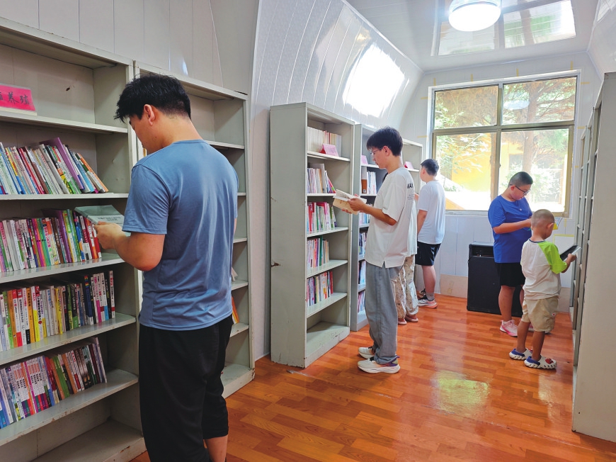 圖為村民正在農家書屋閱讀。