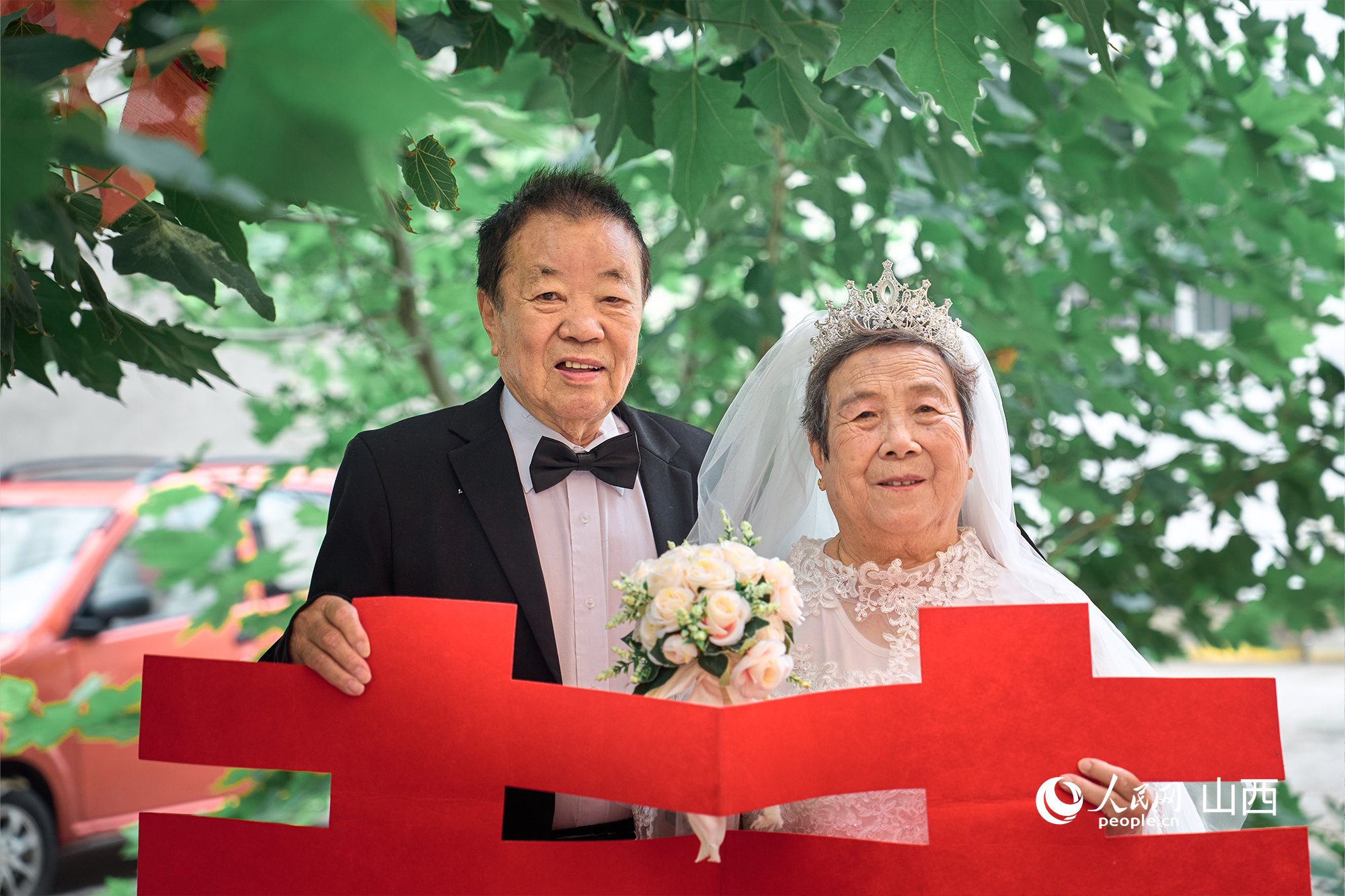 王憲法和許榮生老人拍攝婚紗照。人民網 張超寧攝